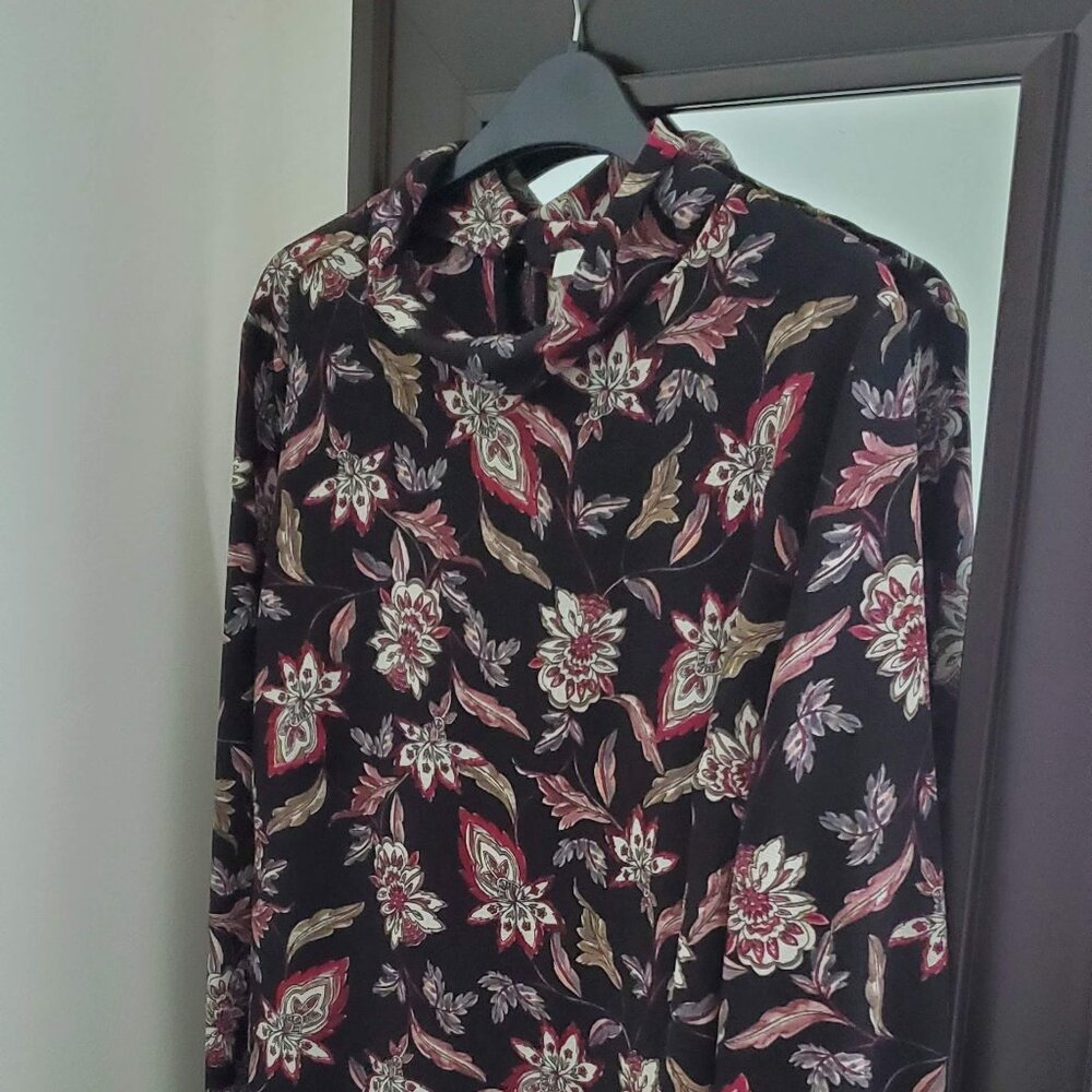 Long sleeve, Mandee dressy blouse, size XL, black w/burgundy flowers